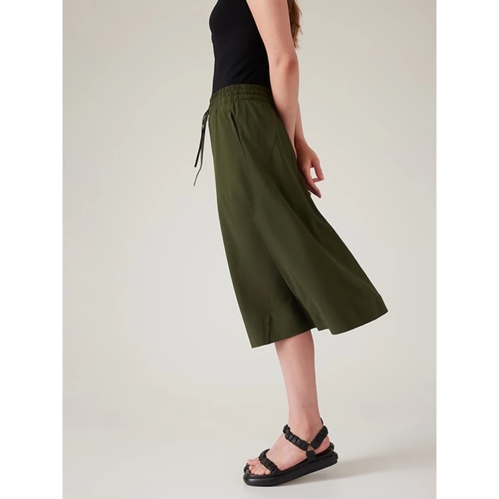 Athleta • Arrival Skirt in Dark Green - Picture 3 of 10